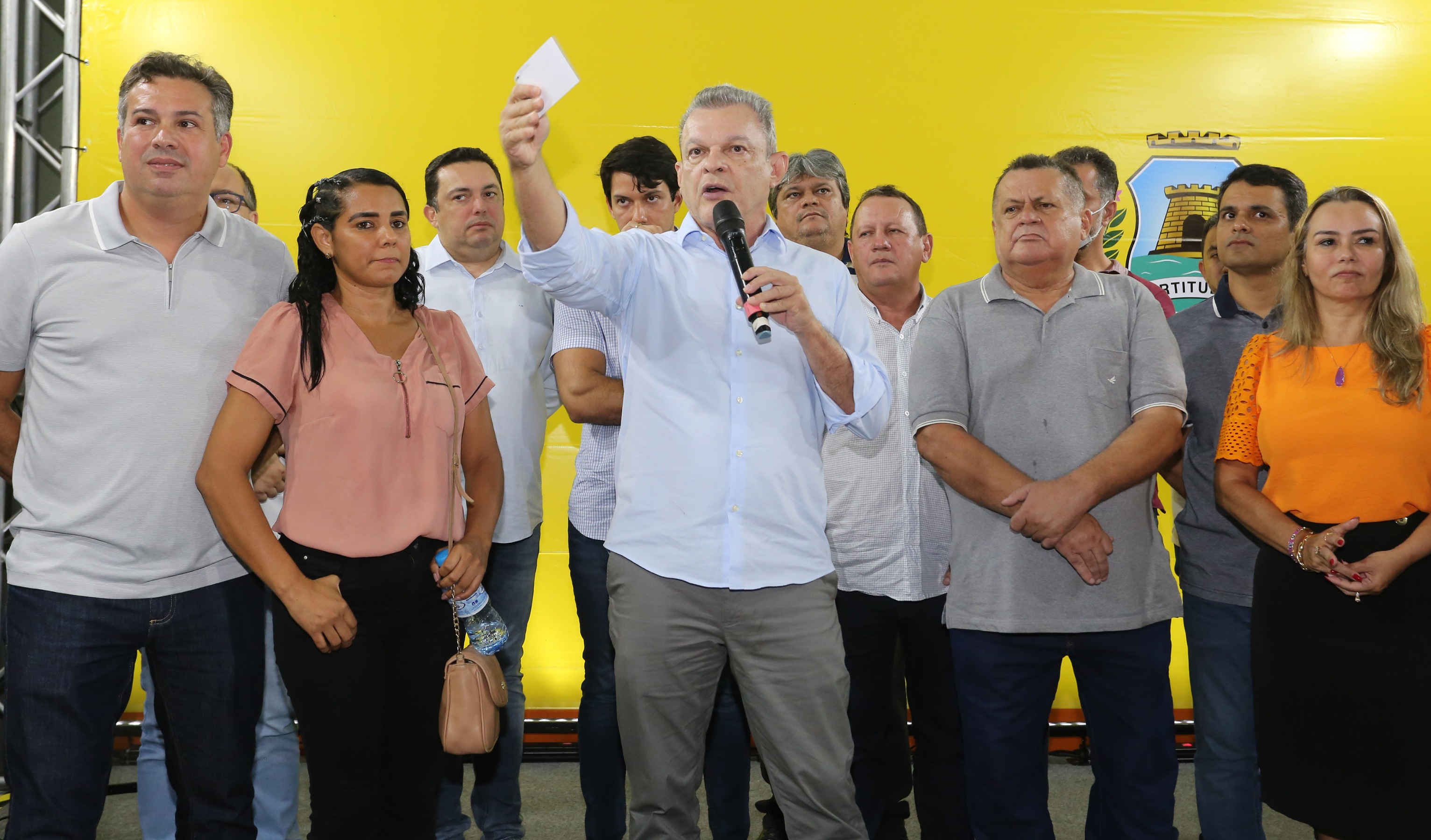 grupo de pessoas num palco